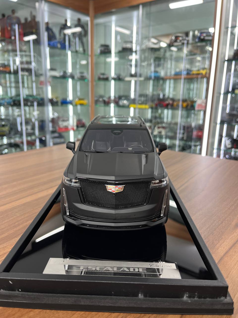 1/18 MotorHelix Cadillac Escalade Matte Black – Resin Model (Limited to 99 pcs)