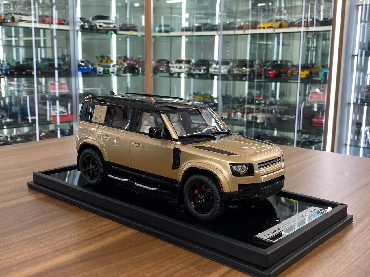 1/18 Resin MotorHelix Land Rover Defender 110 Gold Limited 50 pcs