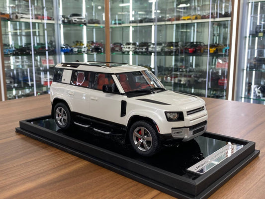 1/18 Resin MotorHelix Land Rover Defender 110 Pearl White Limited 50 pcs