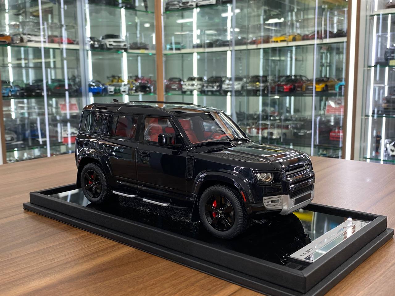 1/18 Resin MotorHelix Land Rover Defender 110 Gloss Black Limited 50 pcs