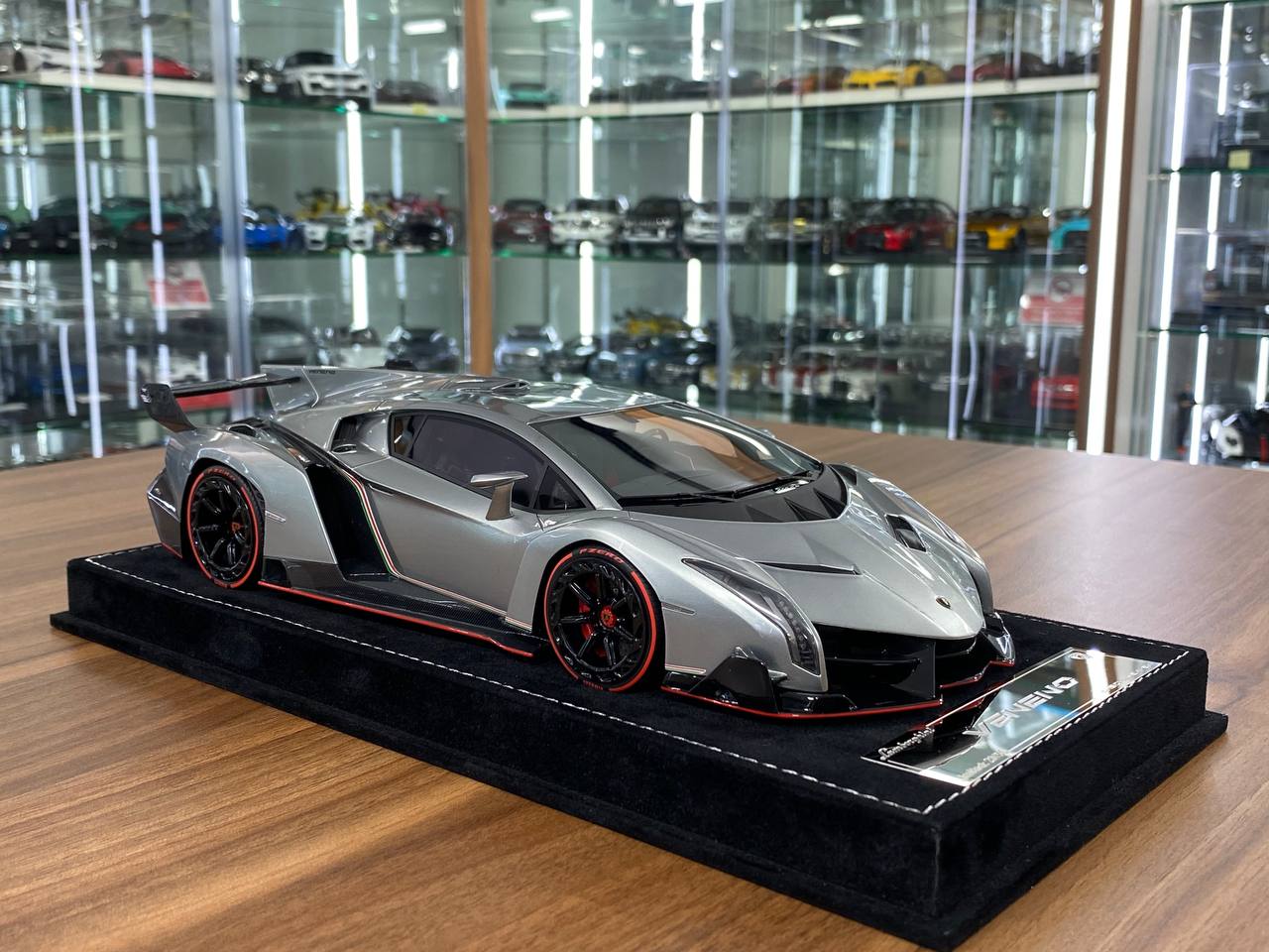 1/18 Resin Model H & H Lamborghini VENENO in Grigio Metalluro Silver - Limited 50 pcs