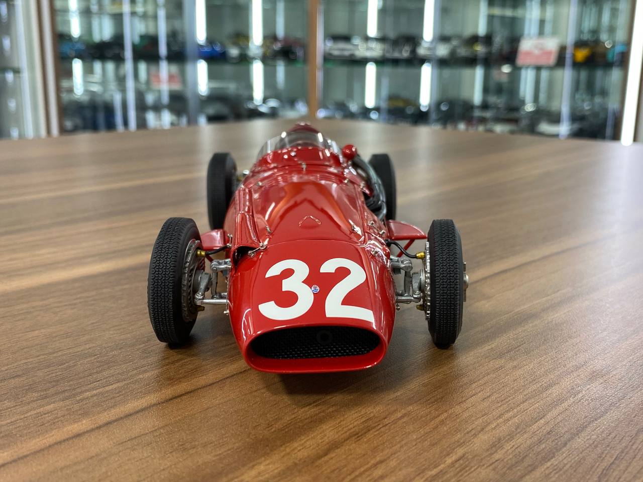 CMC Maserati 250 F GP Monaco, 1957 Sieger J.M Fangio, Start Nr. 32 [1/18 Red Diecast]