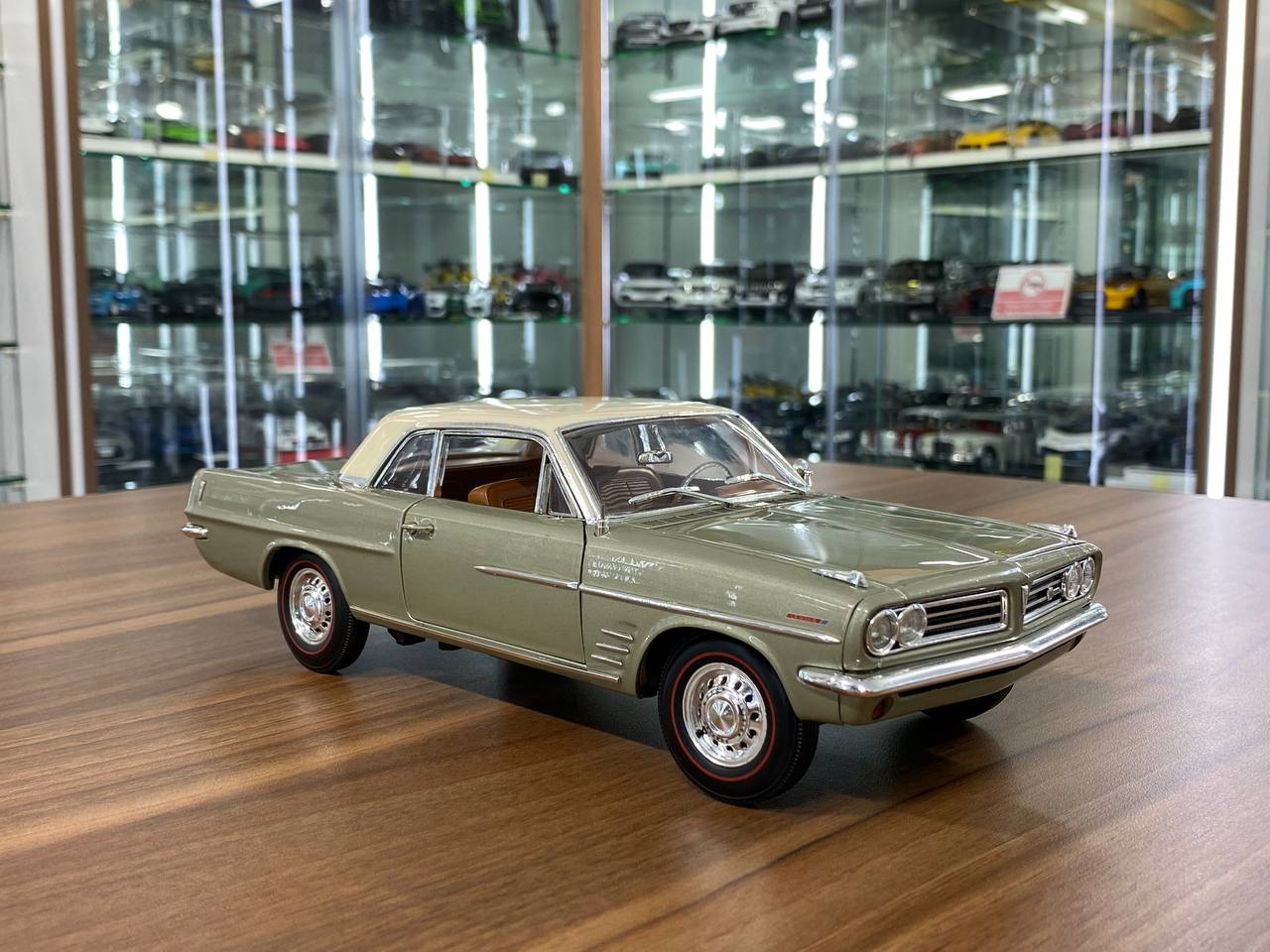 Highway 61 Pontiac LeMans Coupe 1963 -[1/18 Diecast, Green]