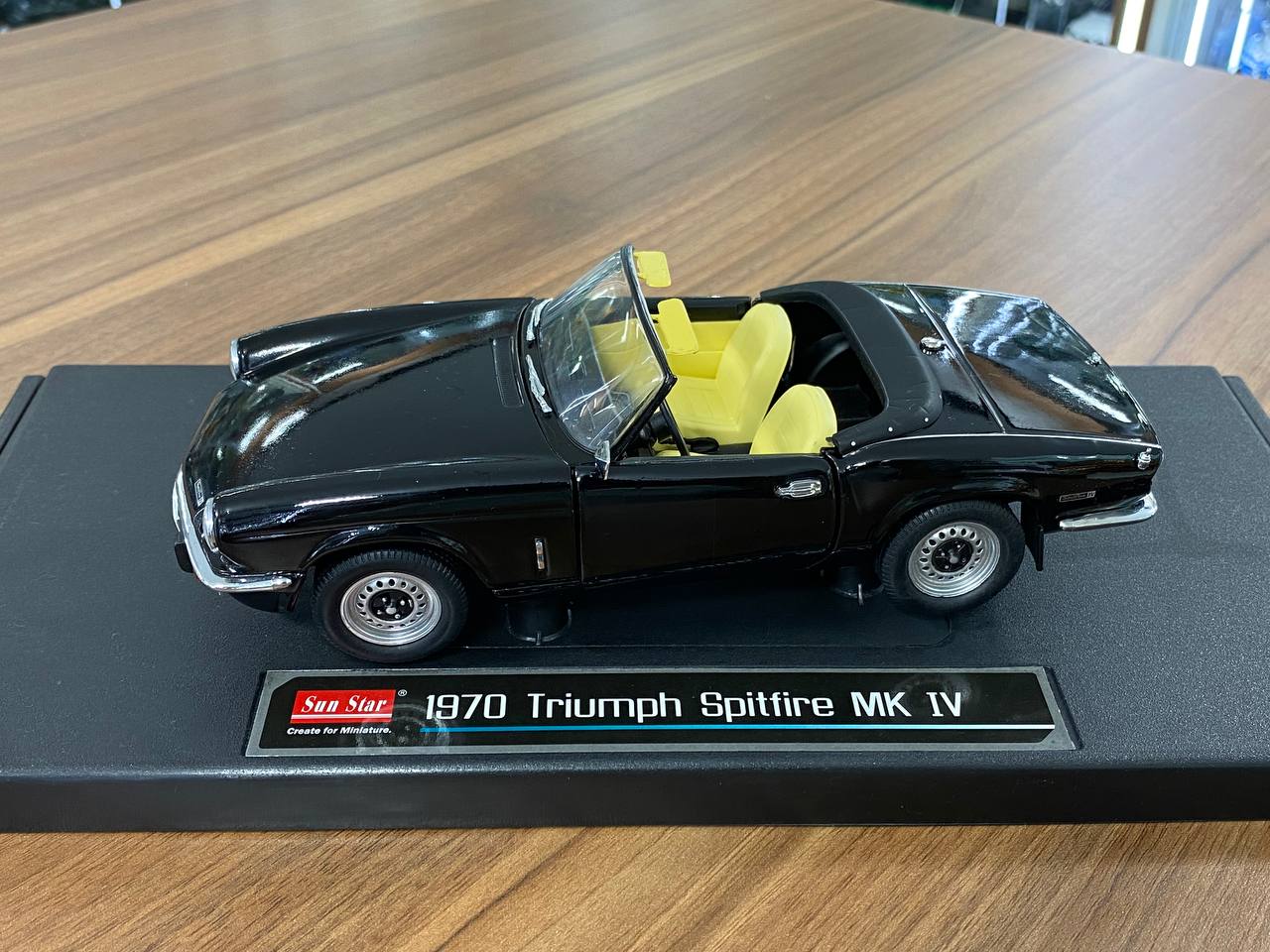1/18 Diecast Sun Star Triumph Spitfire MK IV BLACK 1970 Miniature Car