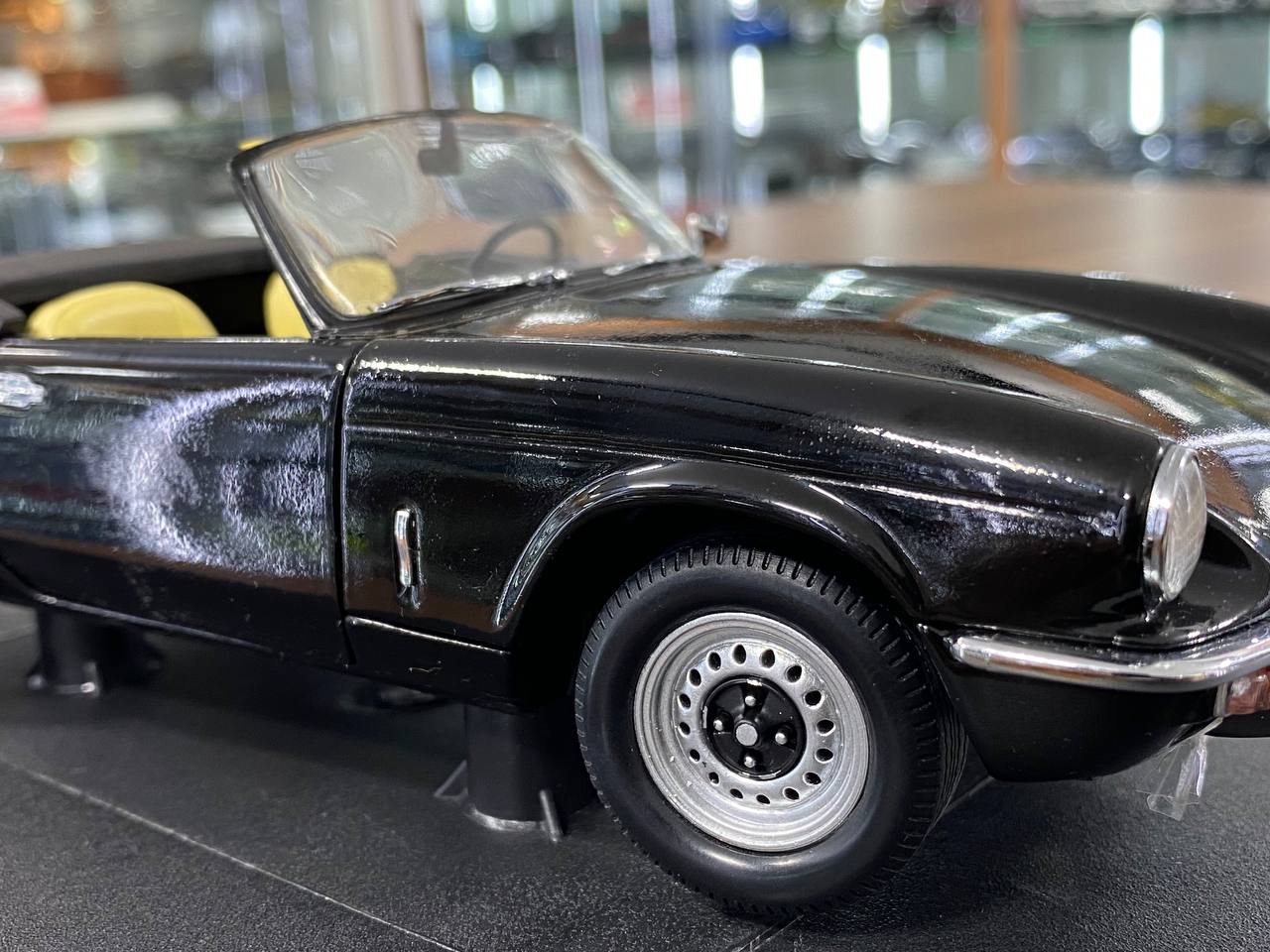 1/18 Diecast Sun Star Triumph Spitfire MK IV BLACK 1970 Miniature Car