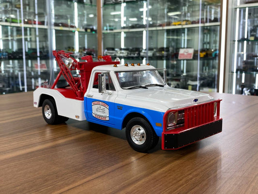 1/18 Diecast Chevrolet C-30 White and Red Model Car by Green Light