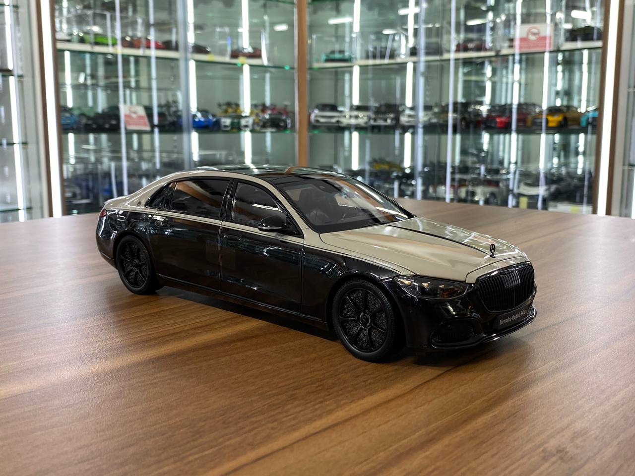1/18 Diecast Mercedes-Maybach S680 W223 Night Series 2023 Mojave Silver Onyx Black