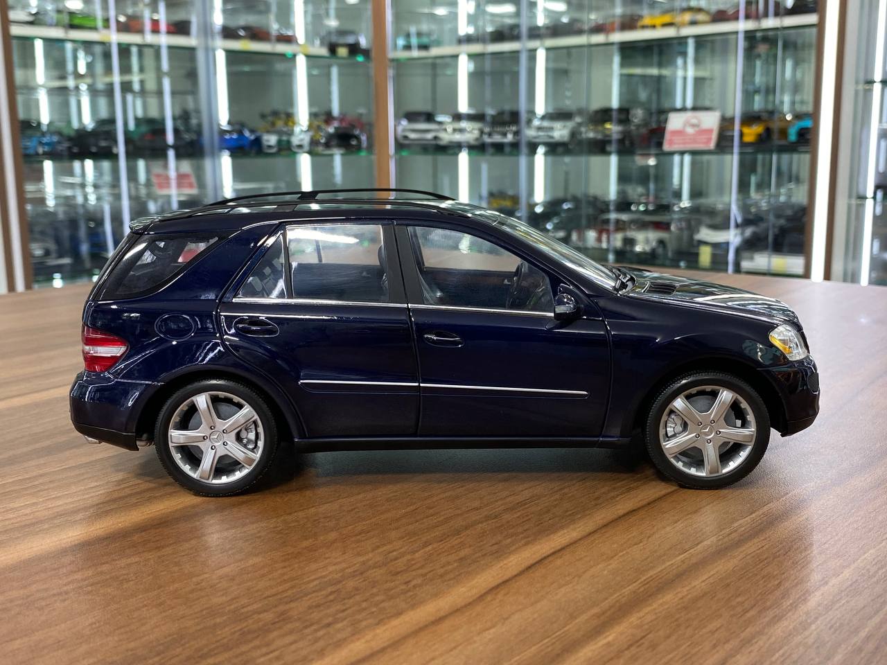 Minichamps Mercedes-Benz M-Class - Blue (1/18 Scale , Diecast)