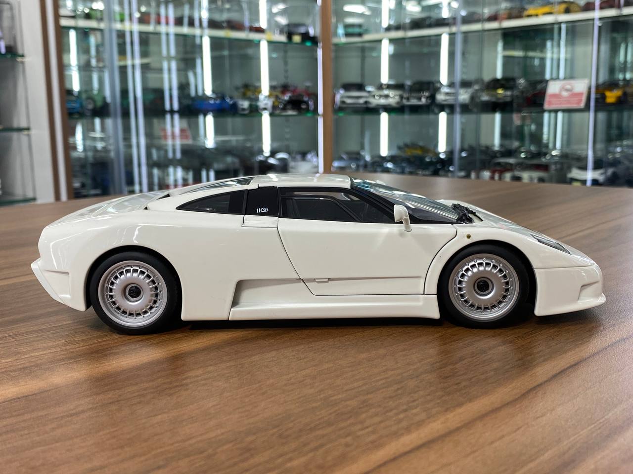 1/18 Diecast Bugatti EB 110 White AUTOart Scale Model Car