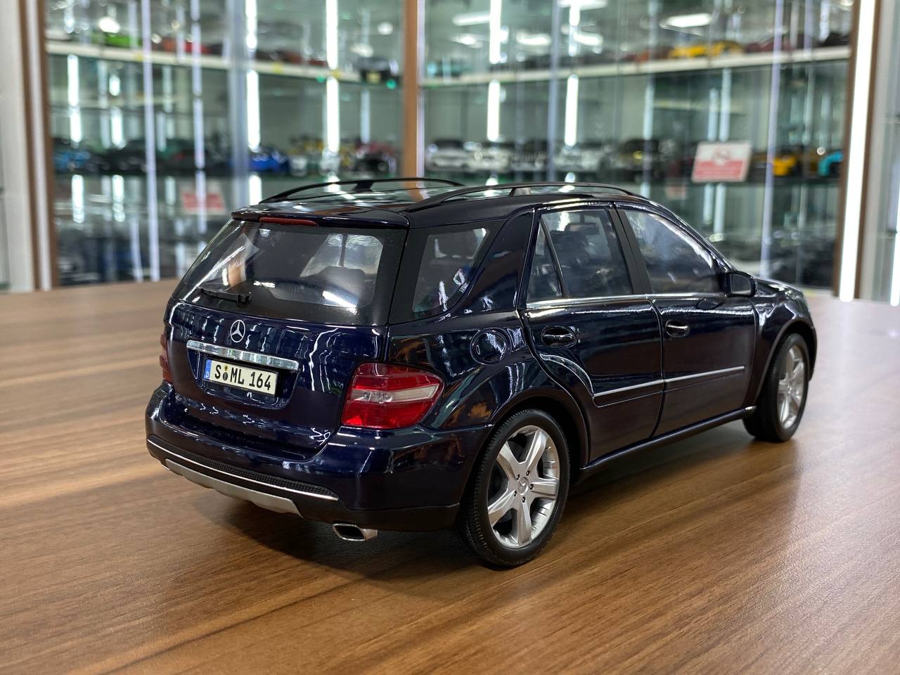 Minichamps Mercedes-Benz M-Class - Blue (1/18 Scale , Diecast)