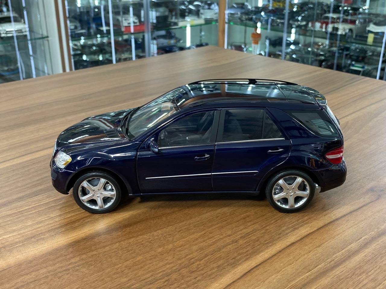 Minichamps Mercedes-Benz M-Class - Blue (1/18 Scale , Diecast)