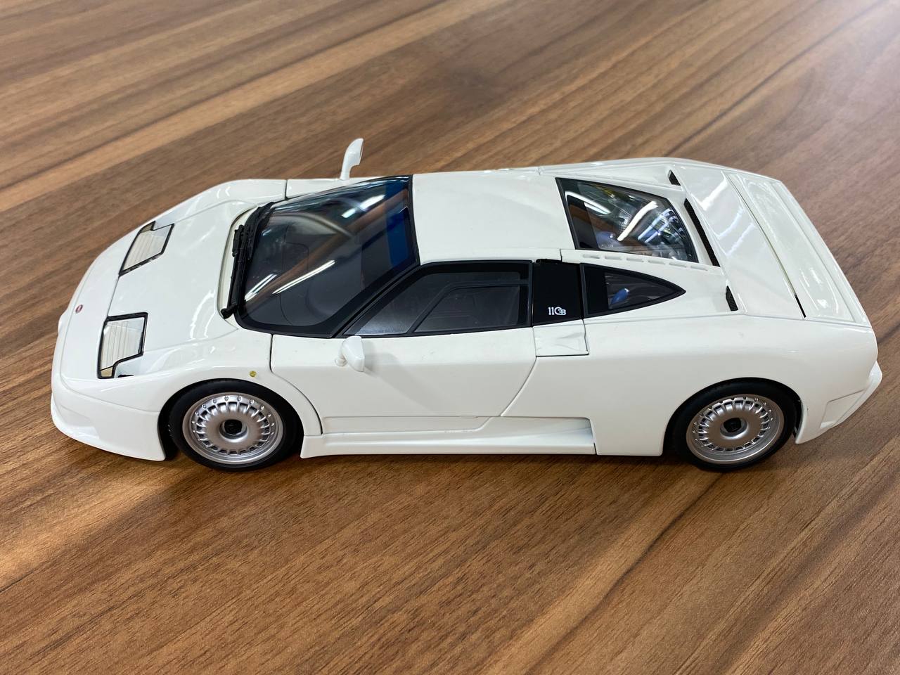 オートアートブガッティ　EB 110 GT ホワイト1:18 1/18 AUTOart Signature Bugatti EB110 GT (White) Car Model