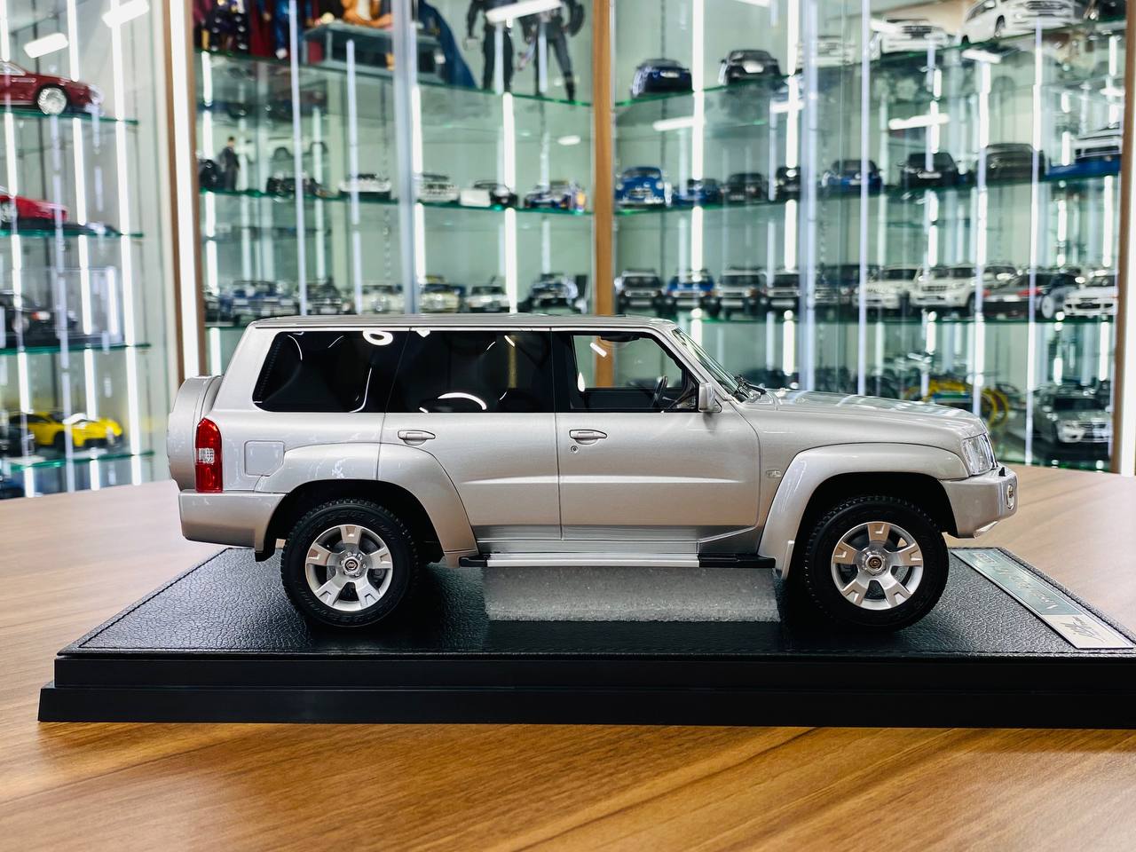 Ivy Model 1/18 Nissan Patrol Safari Y61 – Silver, Limited Edition