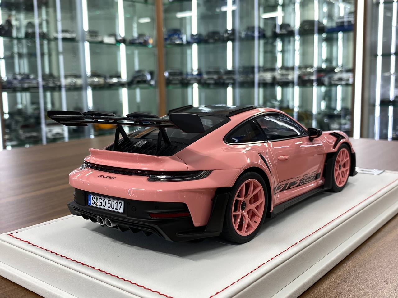 Ivy Model 1/18 Porsche 911 992 GT3 RS Weissach – Pink Sakura, Limited to 25 pcs.