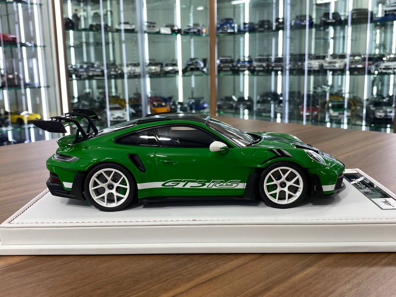 Ivy Model 1/18 Porsche 911 992 GT3 RS Weissach – Python Green with White Wheels, Limited to 20 Pcs