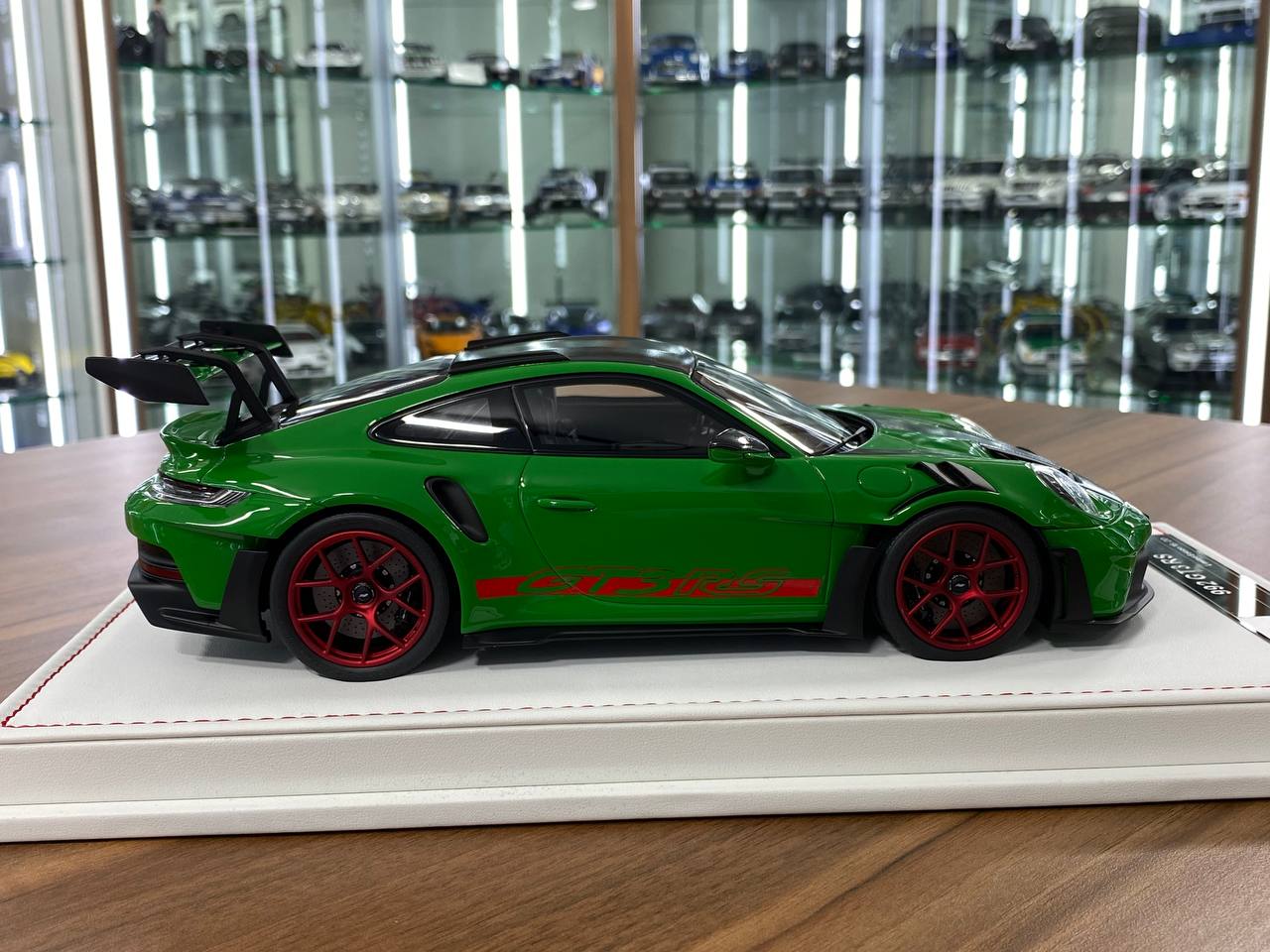 Ivy Model 1/18 Porsche 911 992 GT3 RS Weissach – Python Green with Red Wheels, Limited to 20 pcs.