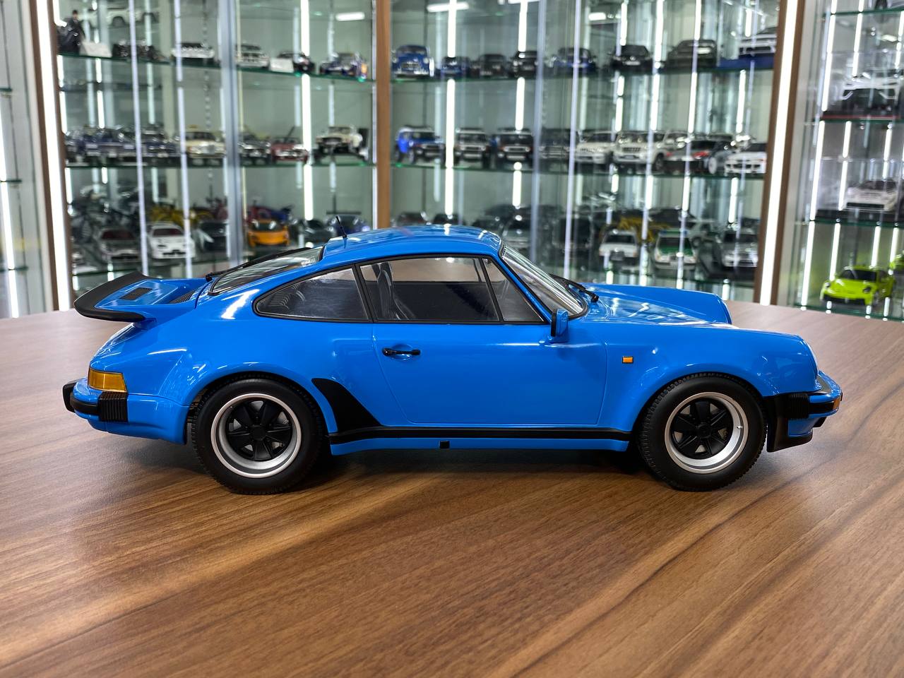 1/12 Diecast Model – Porsche 911 Turbo (1977) by Minichamps