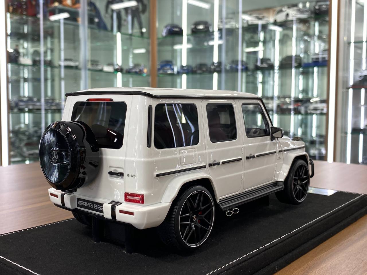 1/18 Resin Model - Mercedes-Benz AMG G63 with Removable Grill (White/Red Interior)