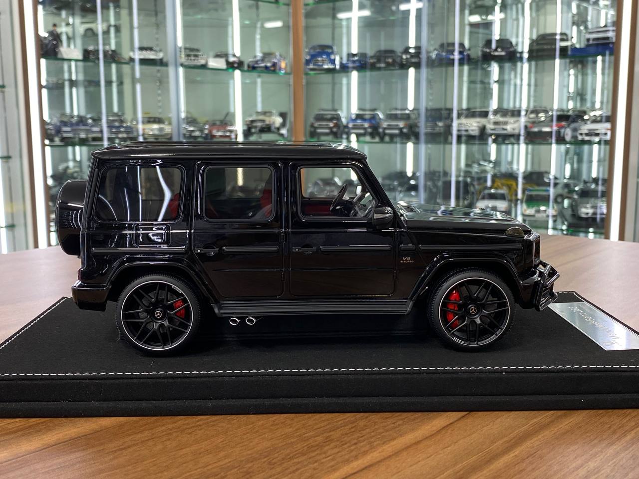 1/18 Resin Model - Mercedes-Benz AMG G63 with Removable Grill (Black/Red Interior)