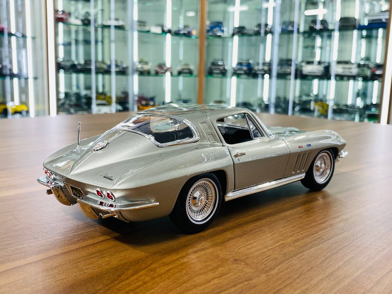 1/18 Diecast Maisto Chevrolet Corvette 1965 Silver