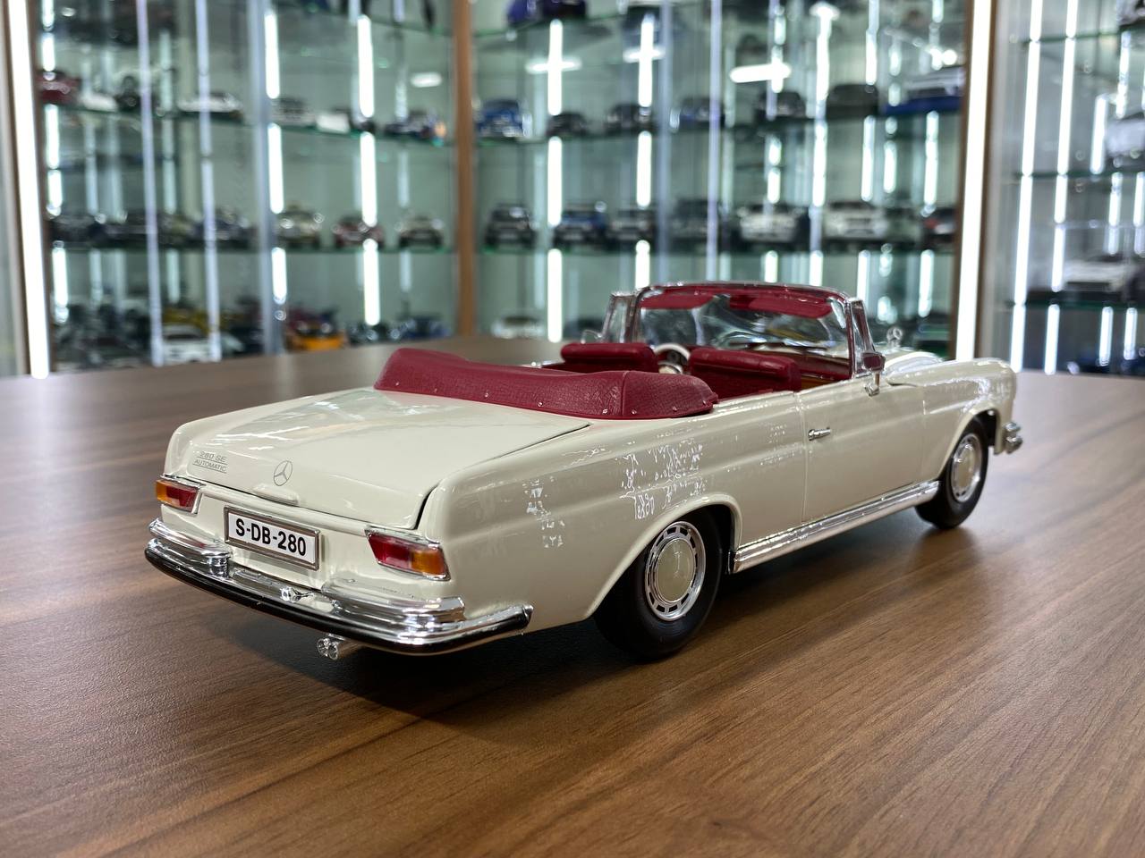 1/18 Diecast Maisto Mercedes Benz 280SE 1967