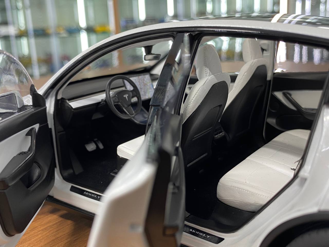 Tesla Model Y [ 1/18 White, Diecast ]