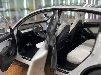 Tesla Model Y [ 1/18 White, Diecast ]