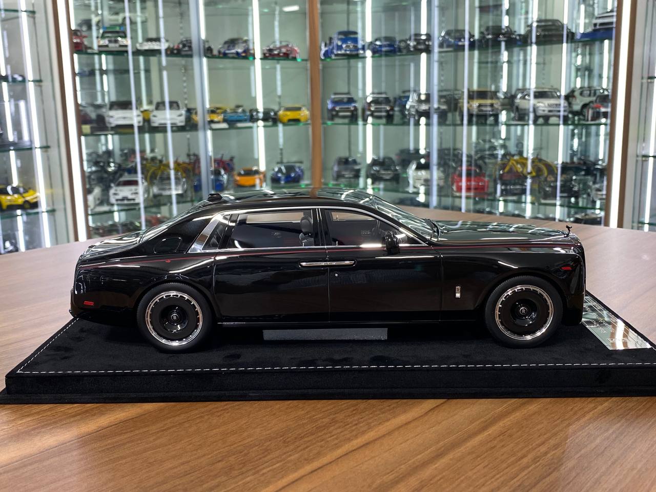 1:18 Resin Model  - H&H Rolls Royce Phantom Extended Wheelbase II (Black Dragon)