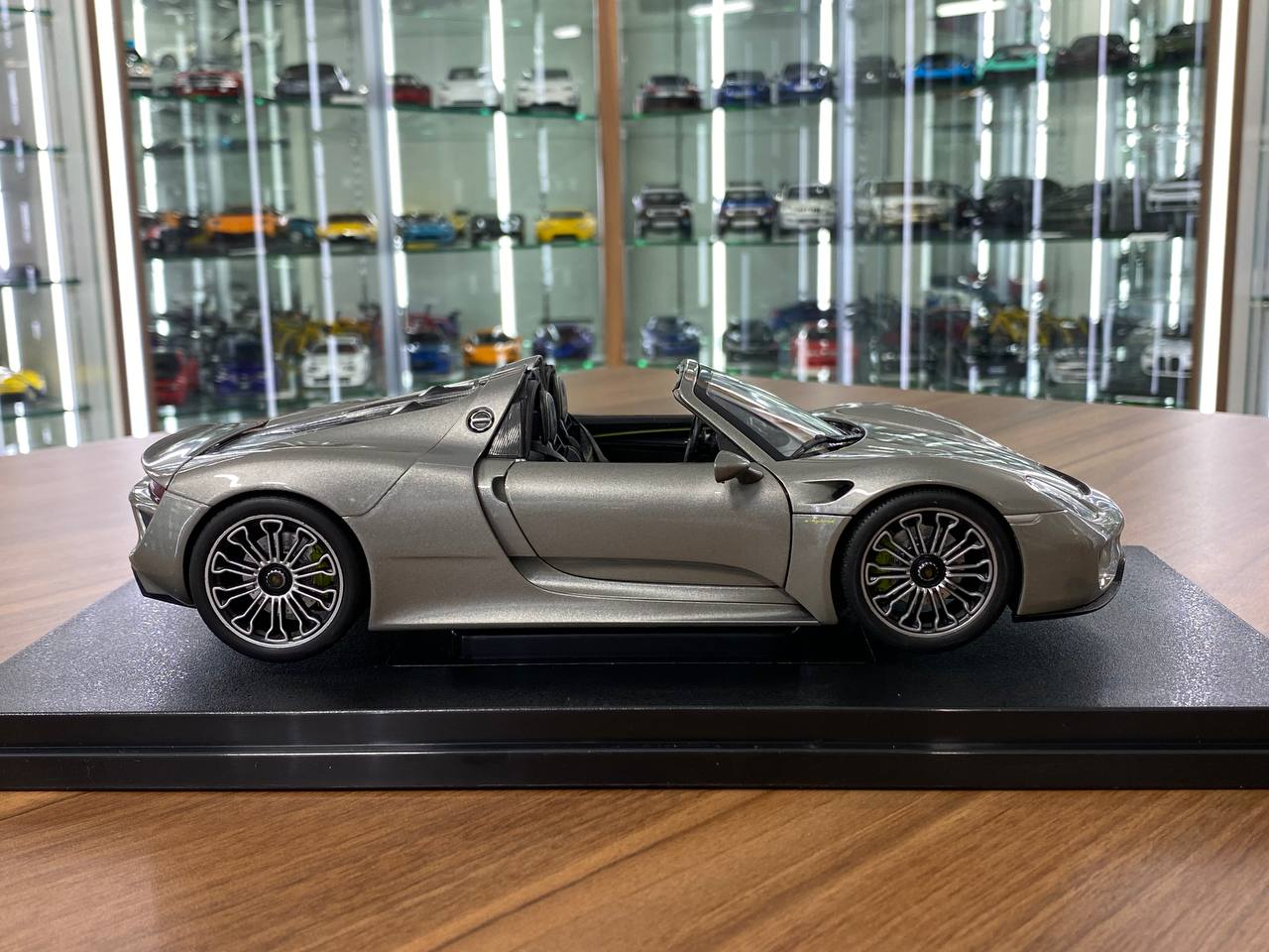 1/18 Welly Metal Diecast - Porsche 918 Spyder in Grey (opening doors)