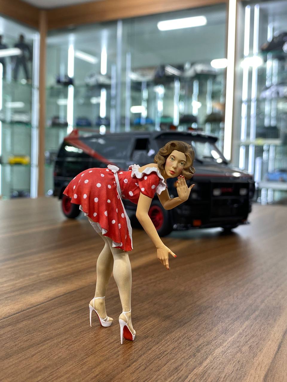 1/18 Scale Figure Set - Lady With Red Dress Figures