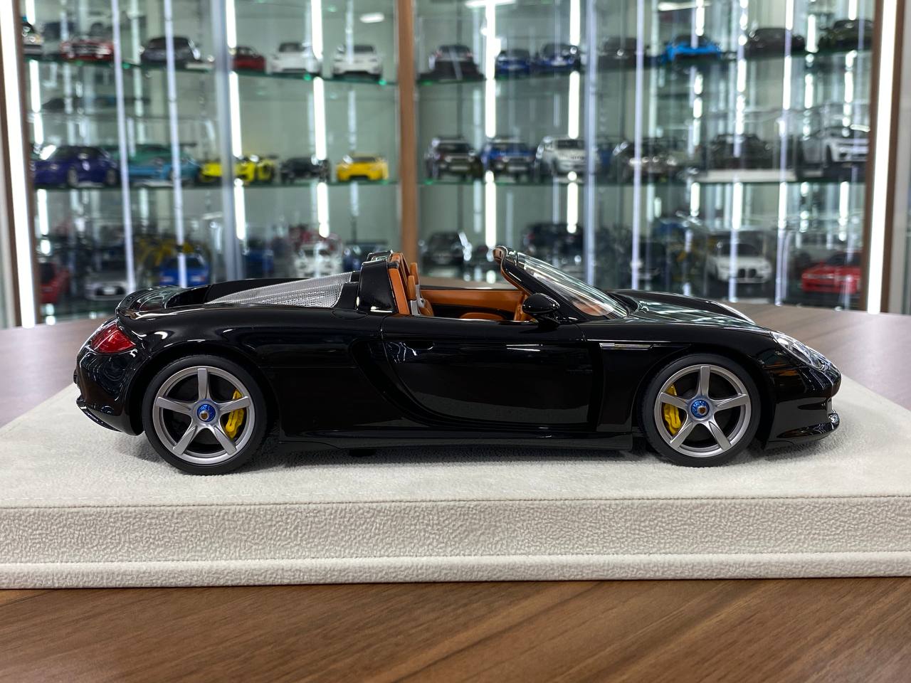 1:18 Resin Model  – Make Up Porsche Carrera GT (2004) Black Limited 60 pcs