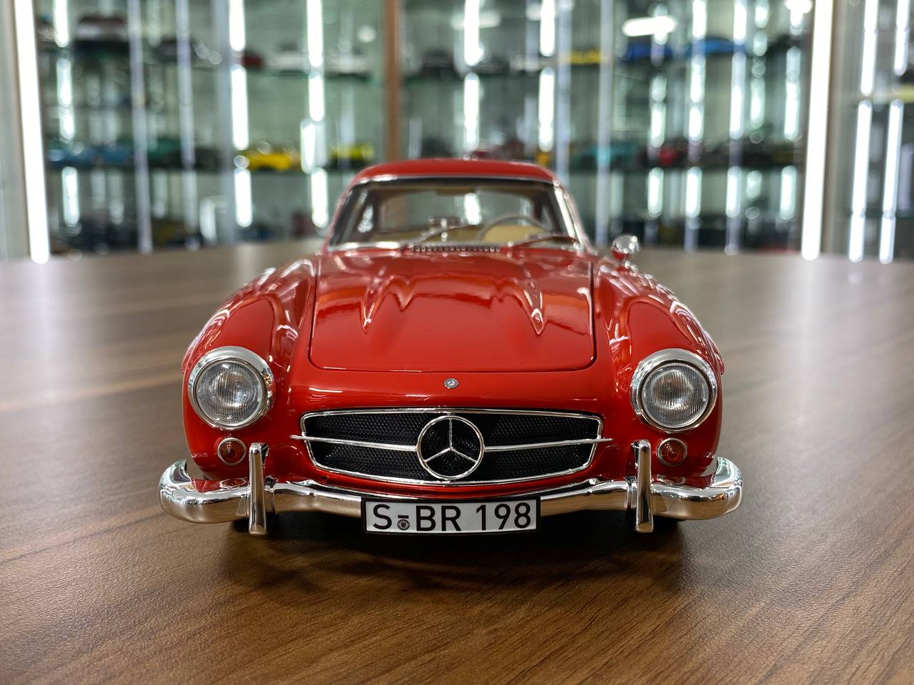 1/18 metal diecast Norev Dealer Edition  Mercedes-Benz 300 SL 1954-1957  Fire Engine Red