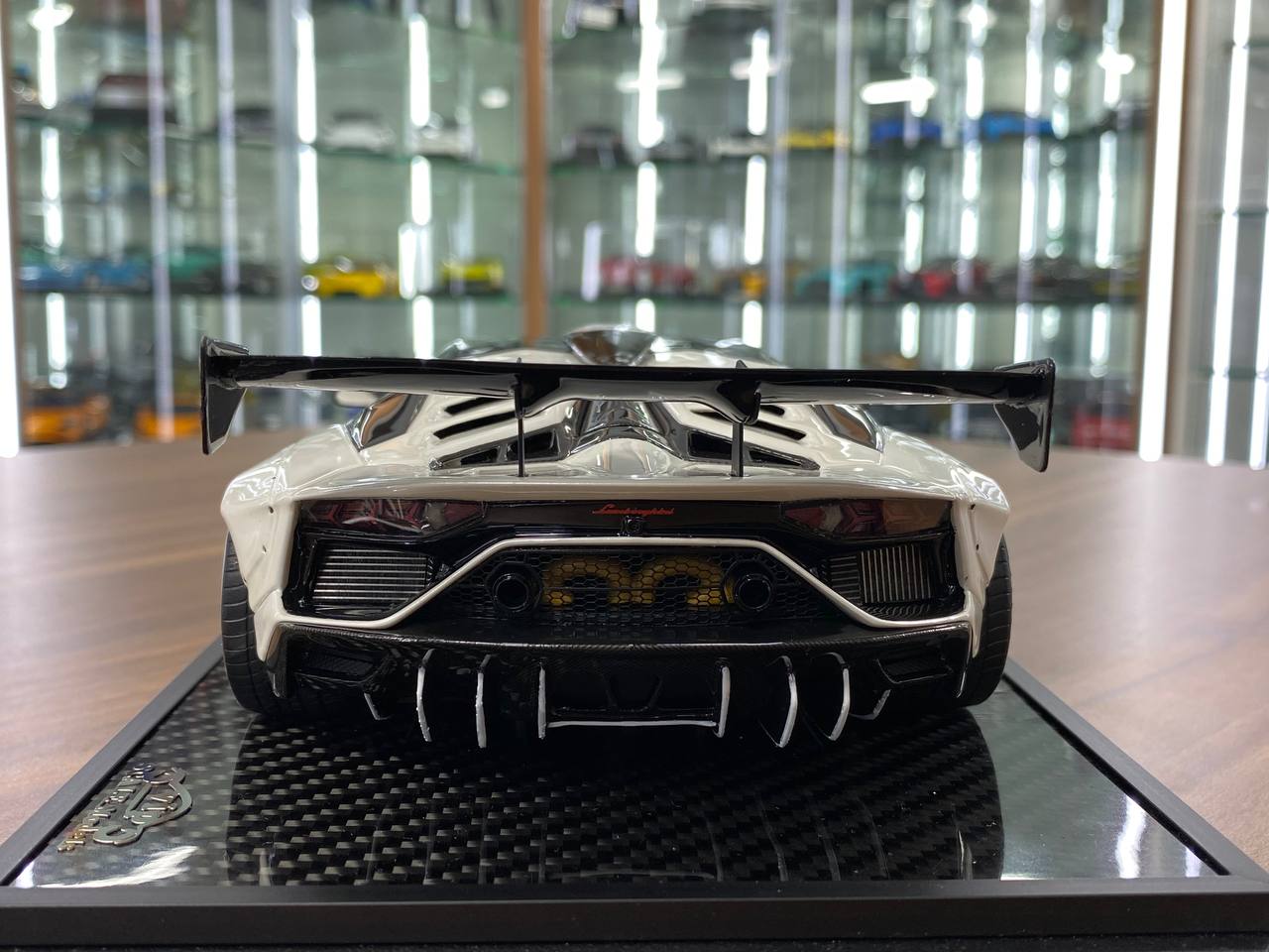 1/18 Resin – VIP Models Lamborghini Aventador SVJ Illusionary Pearl White Decals Limited Edition: 30 pcs
