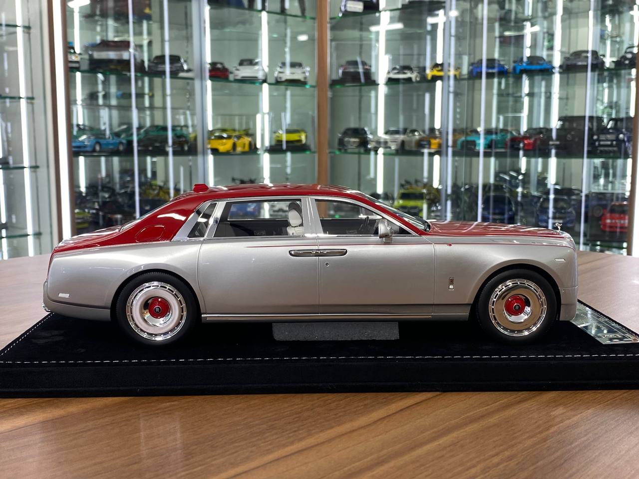 1/18 Resin – H&H Rolls Royce Phantom Extended Wheelbase II Silver / Red Dragon Ltd.Edn.20 pcs