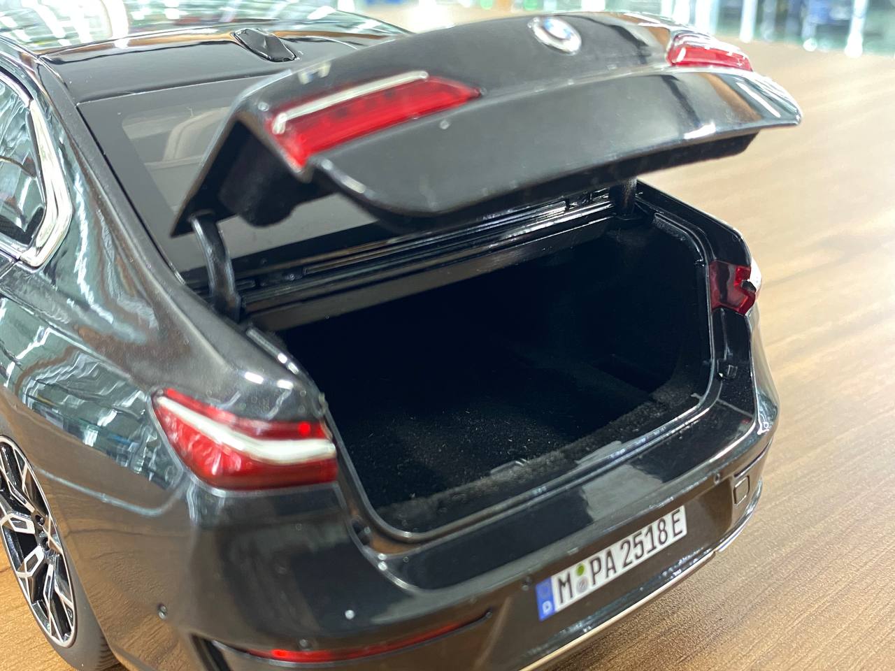 1/18 Metal Diecast Full Opening Minichamps Dealer Edition BMW i7 (2022) - Black Metallic