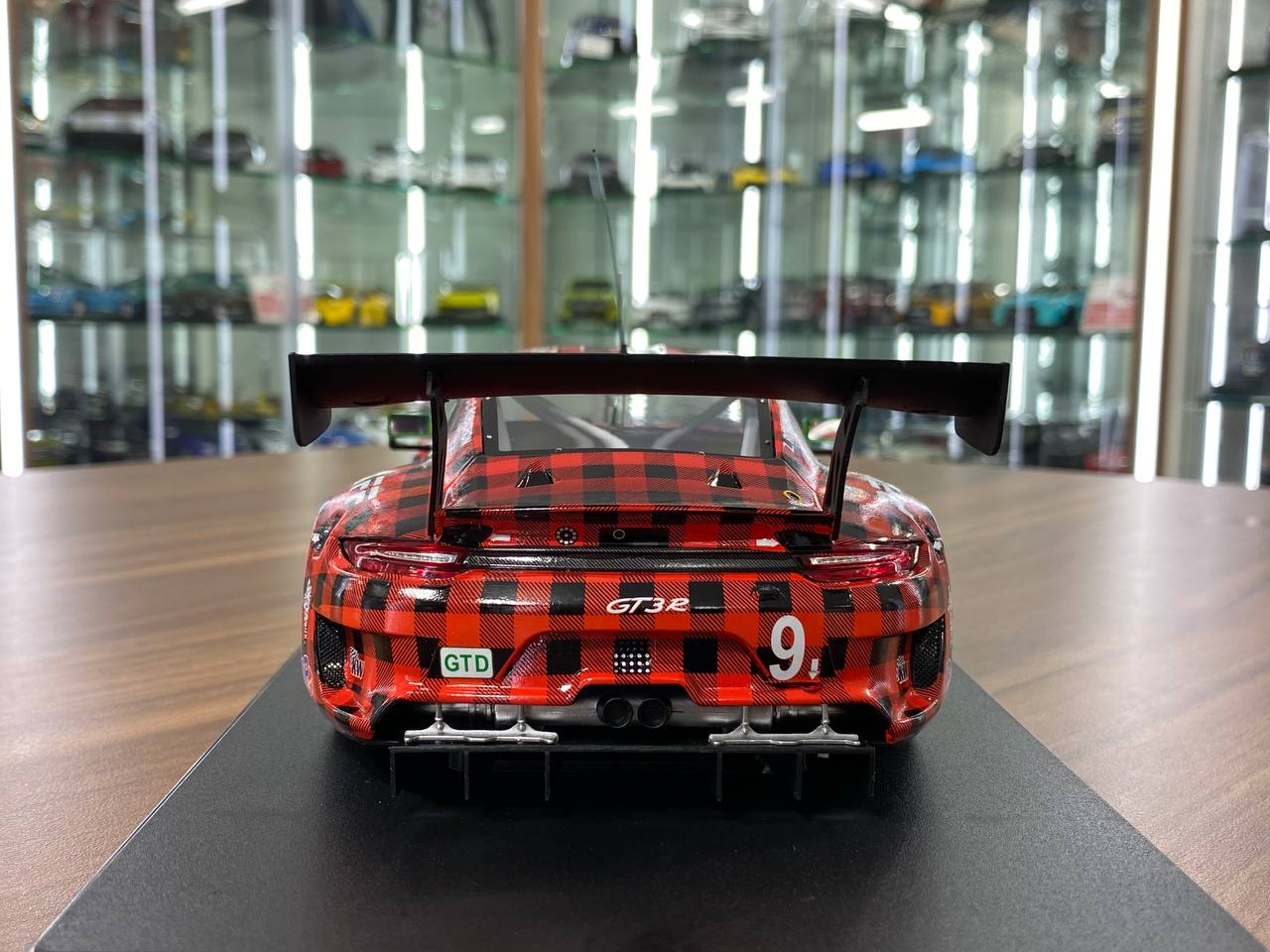 1/18 Diecast  ixo Models PORSCHE 911 GT3 R #9 S. Hargrove / L. Kern / D. Olsen / Z. Robichon 24h Daytona 2019 Racing Red / green