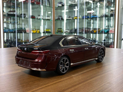 1/18 BMW i7 2022 Diecast by Minichamps | Full Opening | Dealer Edition