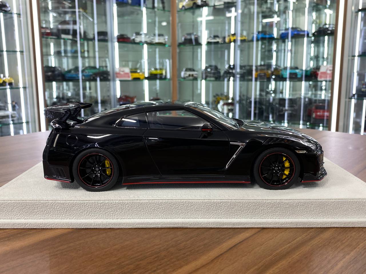 1/18 Resin Model – Nissan GT-R R35 NISMO Special Edition | Make Up |Black / Carbon Fiber Hood