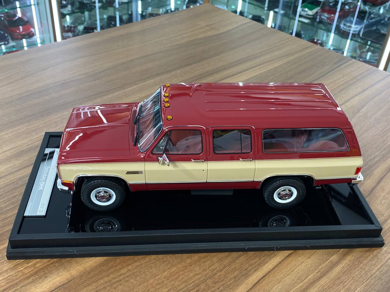 1/18 Resin Old School Models GMC SUBARBAN 86 2500 (1986) Red & Beige  Limited 100 pcs