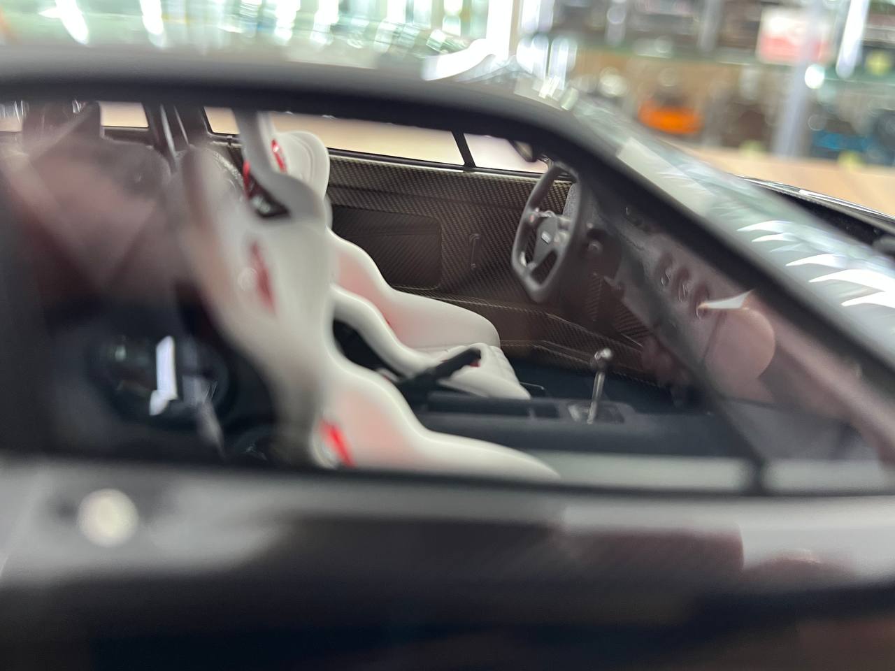 🏁 Davis & Giovanni 1:18 Resin Ferrari F40 LBWK – Full Carbon Fibre | White/Black Interior | 04 of 17