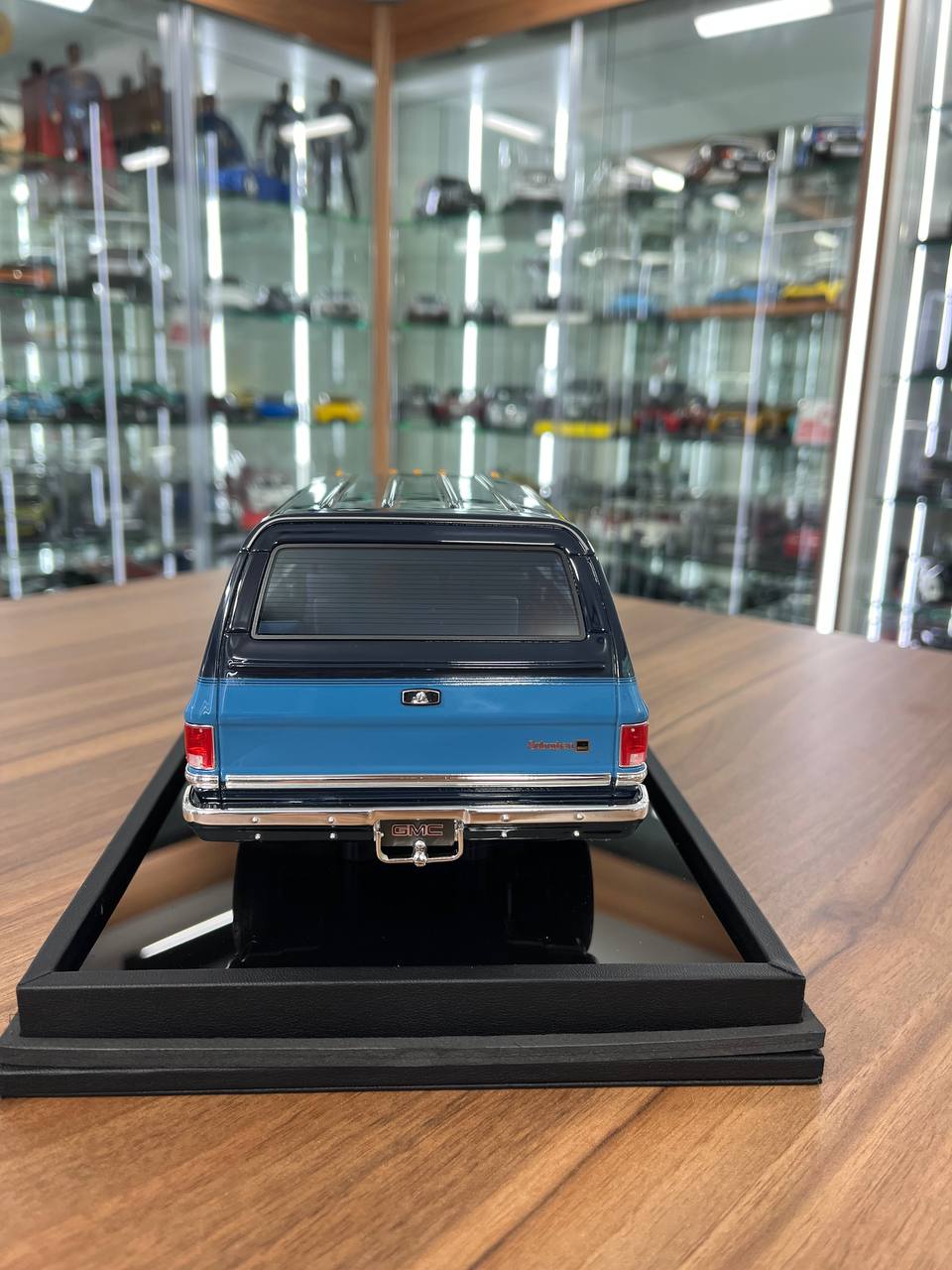 1:18 GMC Suburban 2500 (1986) – Old School Models | Resin | Limited to 100 pcs | Navy Blue