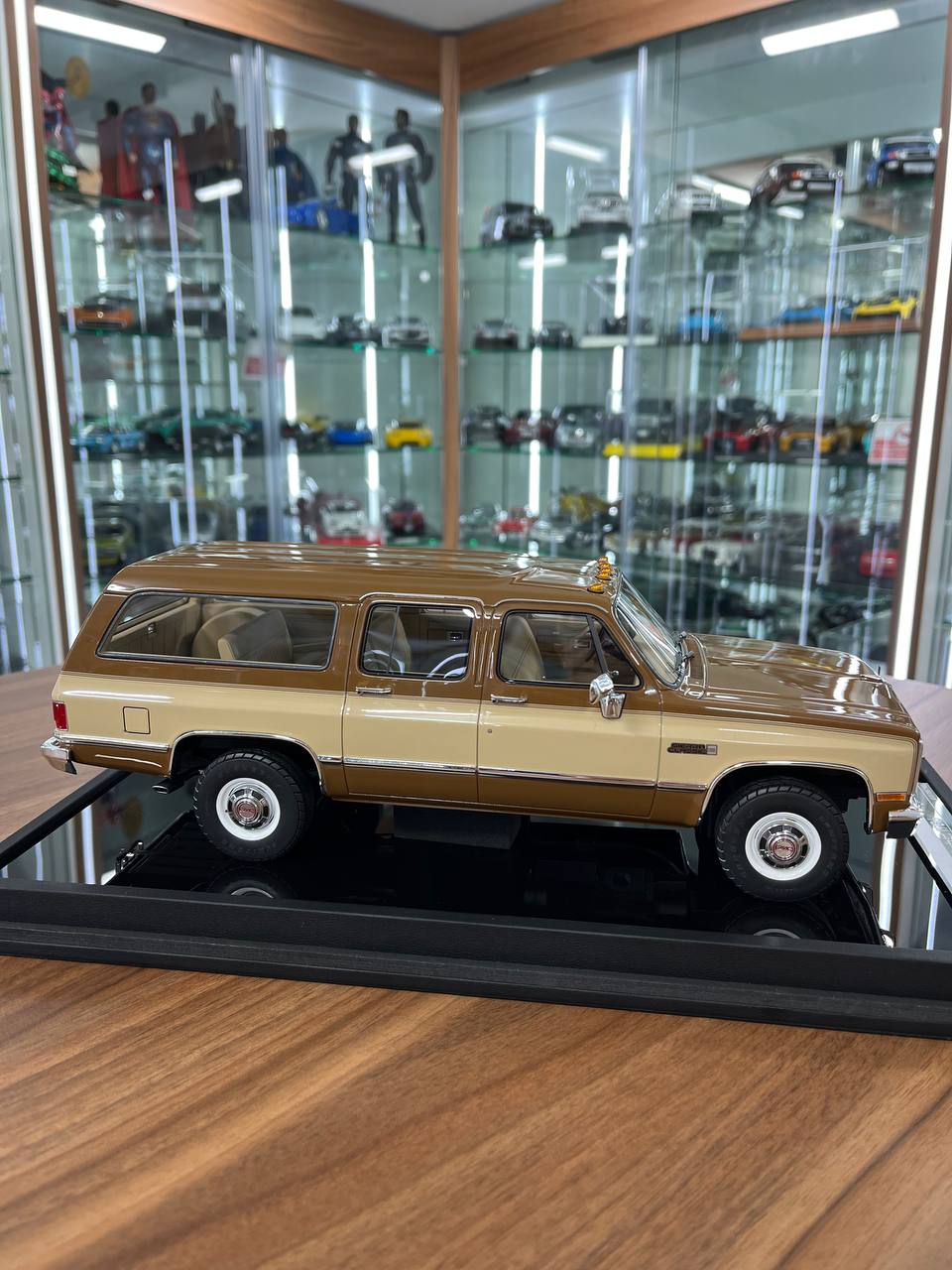 1:18 Resin GMC Suburban 2500 (1986) – Brown/Beige –  Old School Models – Limited 100 pcs