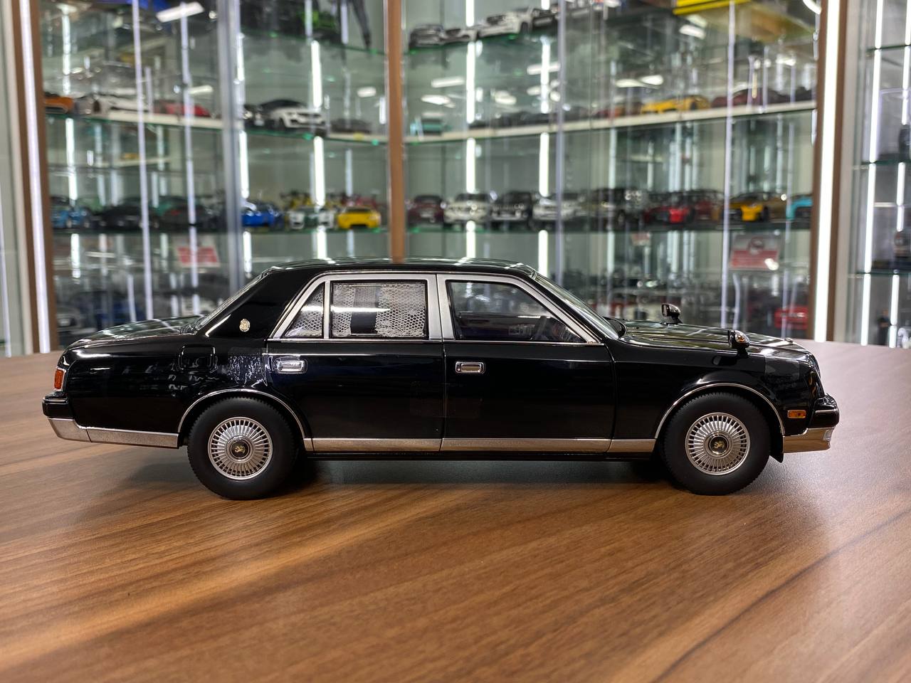 1:18 Diecast Model Toyota Century 1997 Black | Almost Real | Full-Opening