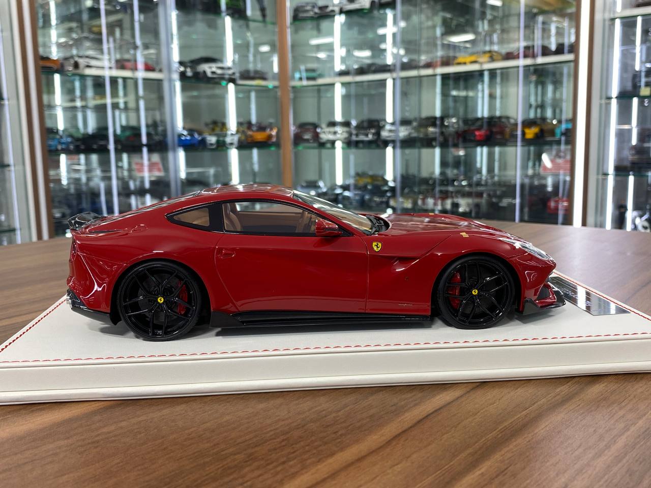 1/18 Resin( Hood Opens ) Runner Ferrari F12 Berlinetta DMC Limited 99 pcs Red