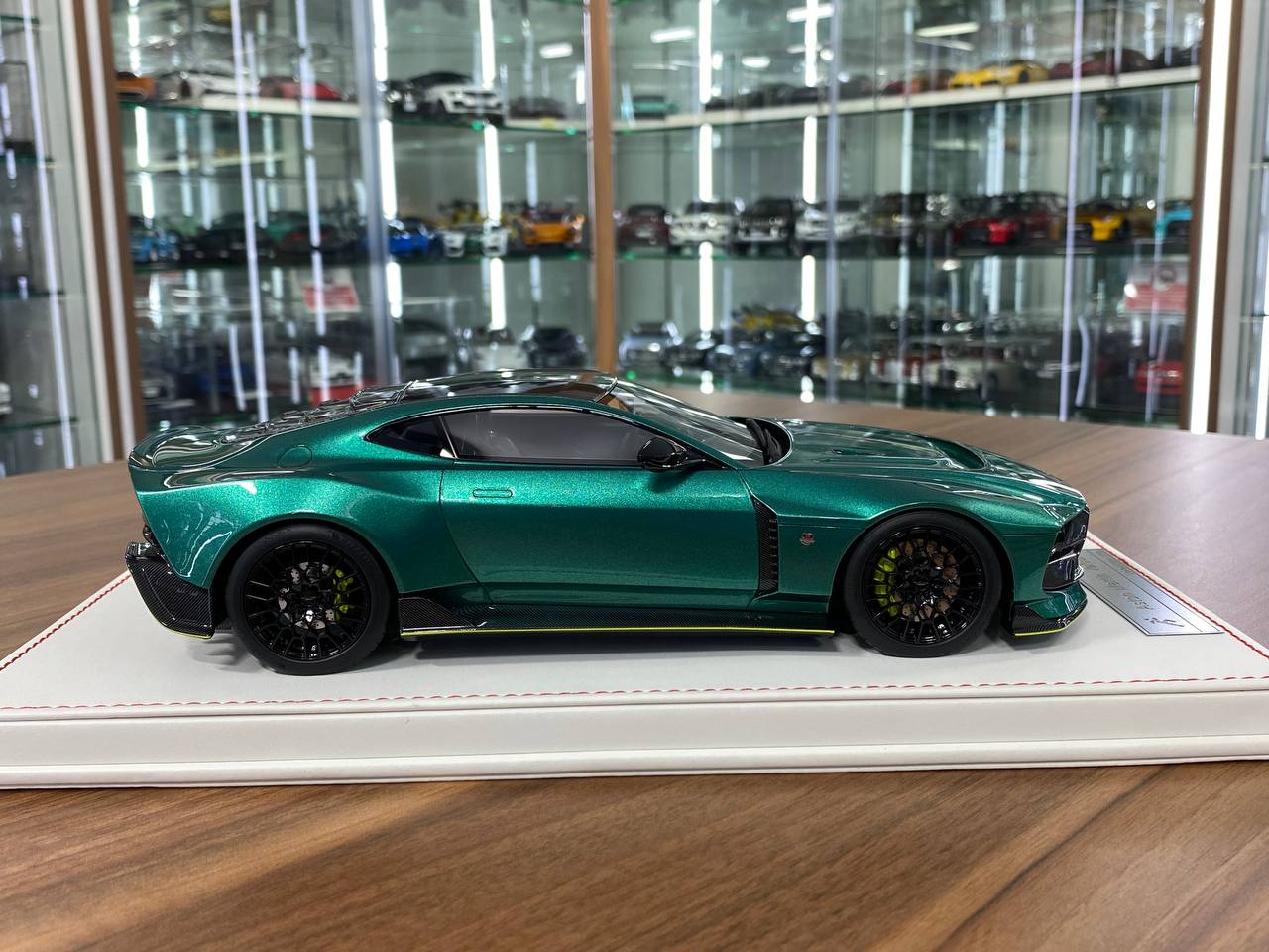 1/18 Resin Aston Martin Valour by Runner Limited 50 pcs Racing Green