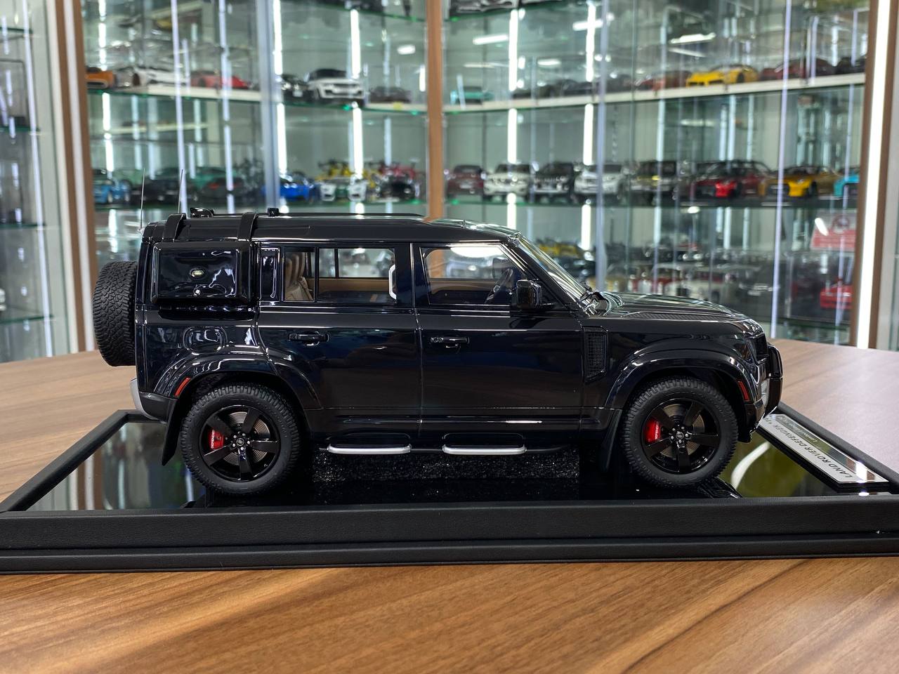 1/18 Resin MotorHelix Land Rover Defender 110 SHEIKH MOHAMMED EDITION Black ( UAE plate )  Limited 50 pcs