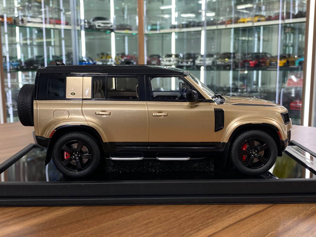 1/18 Resin MotorHelix Land Rover Defender 110 Gold Limited 50 pcs