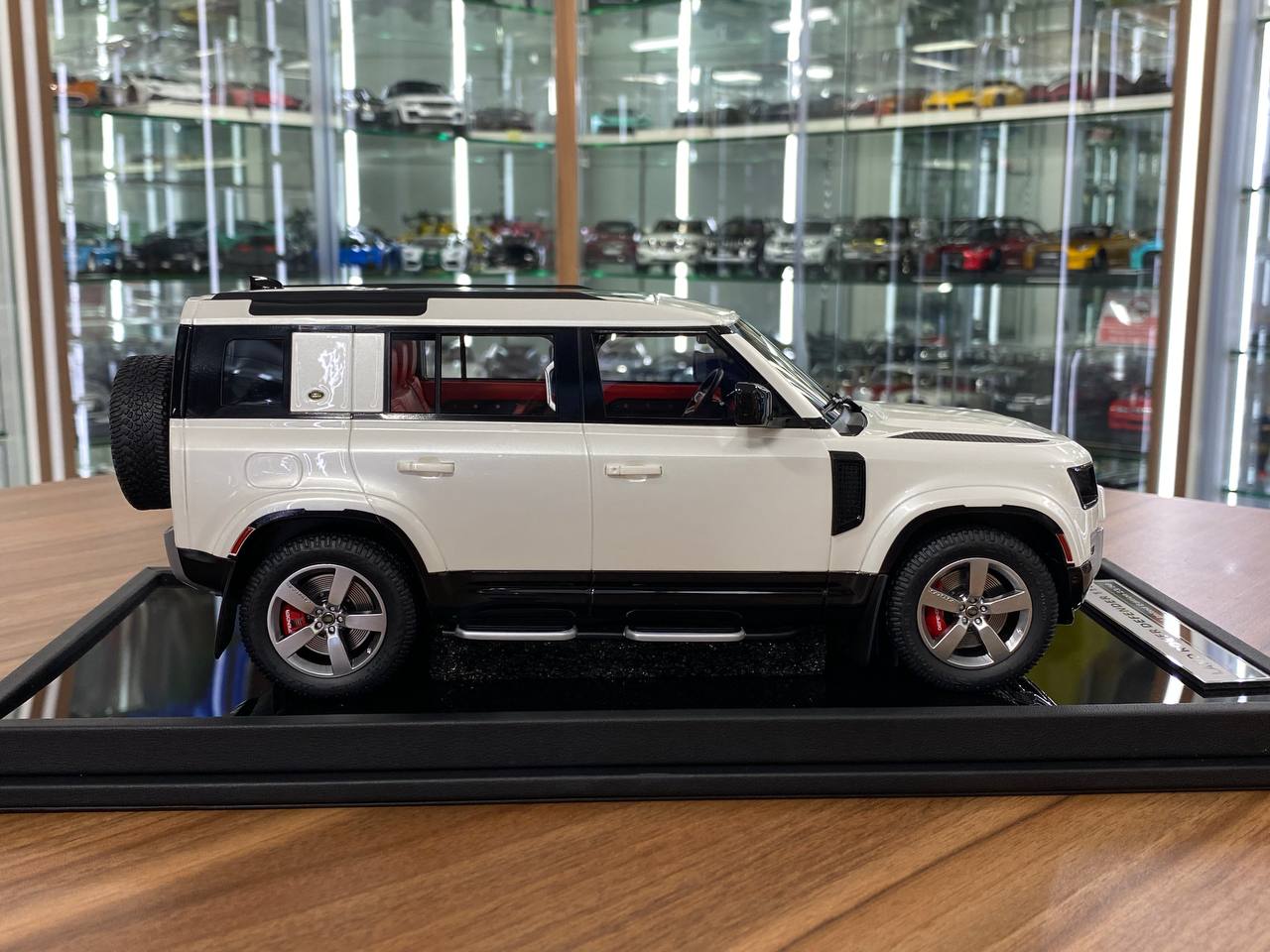 1/18 Resin MotorHelix Land Rover Defender 110 Pearl White Limited 50 pcs