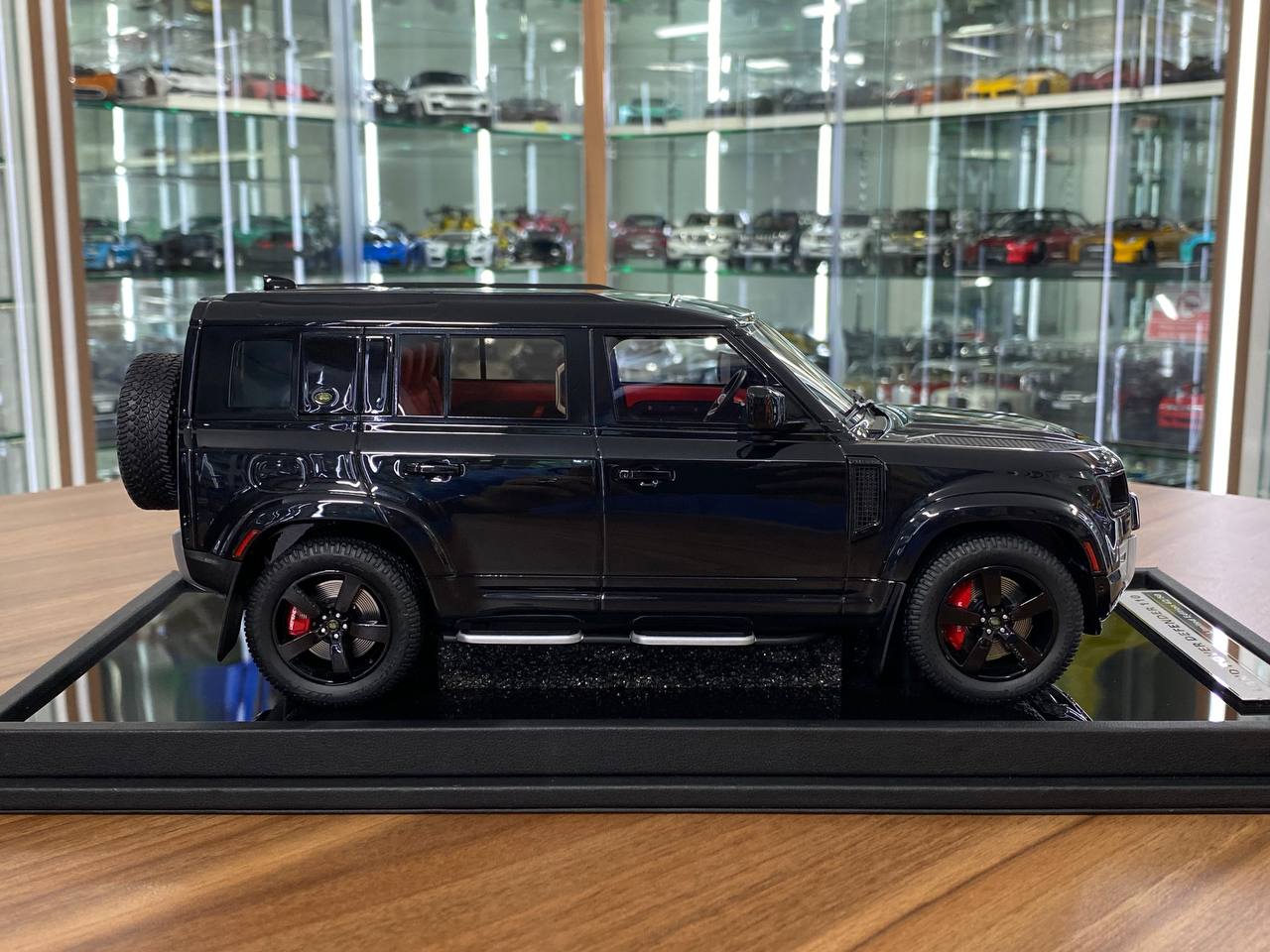 1/18 Resin MotorHelix Land Rover Defender 110 Gloss Black Limited 50 pcs