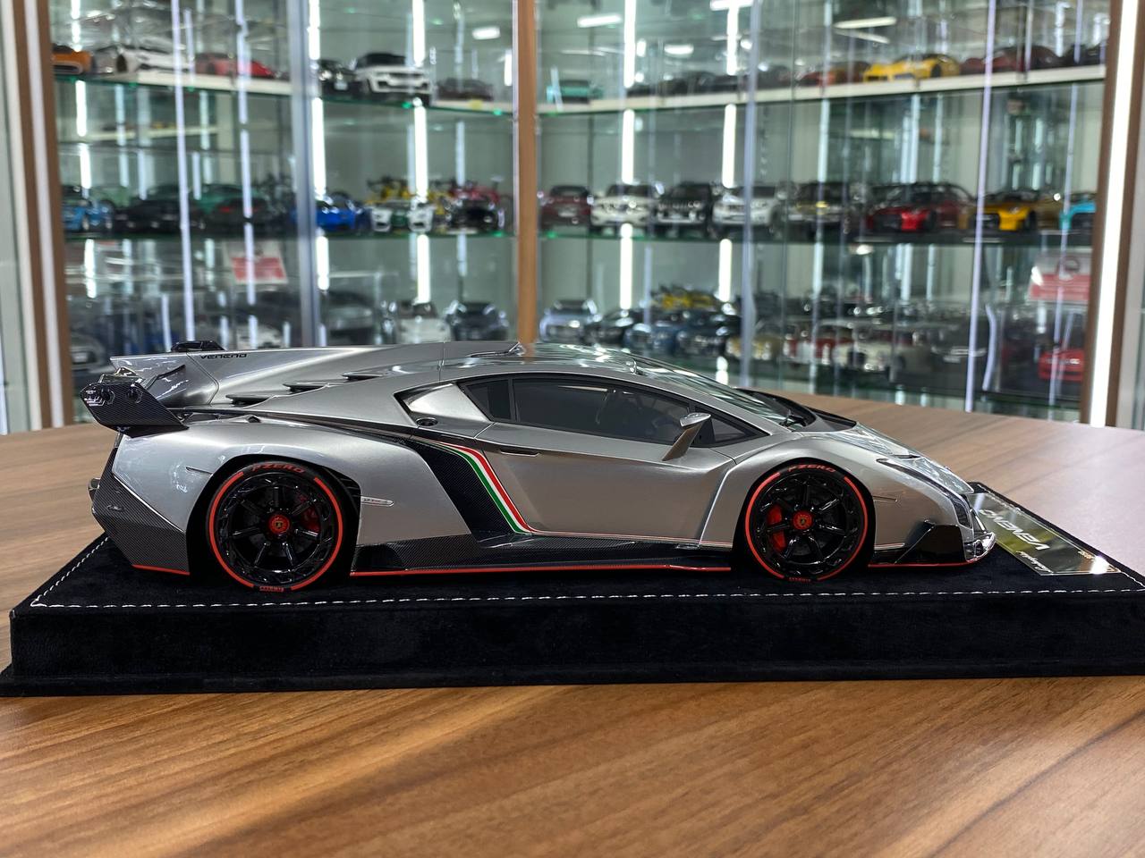 1/18 Resin Model H & H Lamborghini VENENO in Grigio Metalluro Silver - Limited 50 pcs